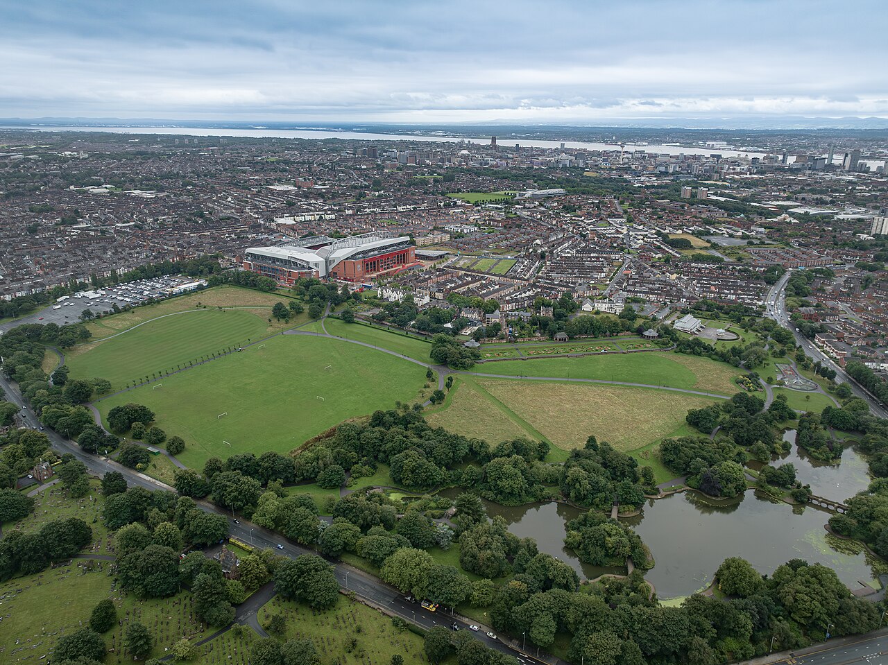 Vista aérea de Anfield desde Stanley Park, con el centro de Liverpool y el río Mersey al fondo
