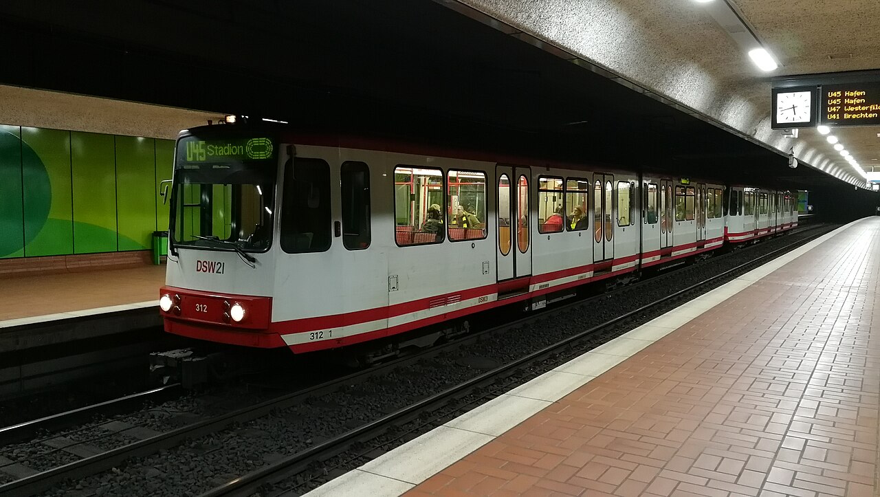 Ein Stadtbahnwagen der Linie U45 im Dortmunder Netz