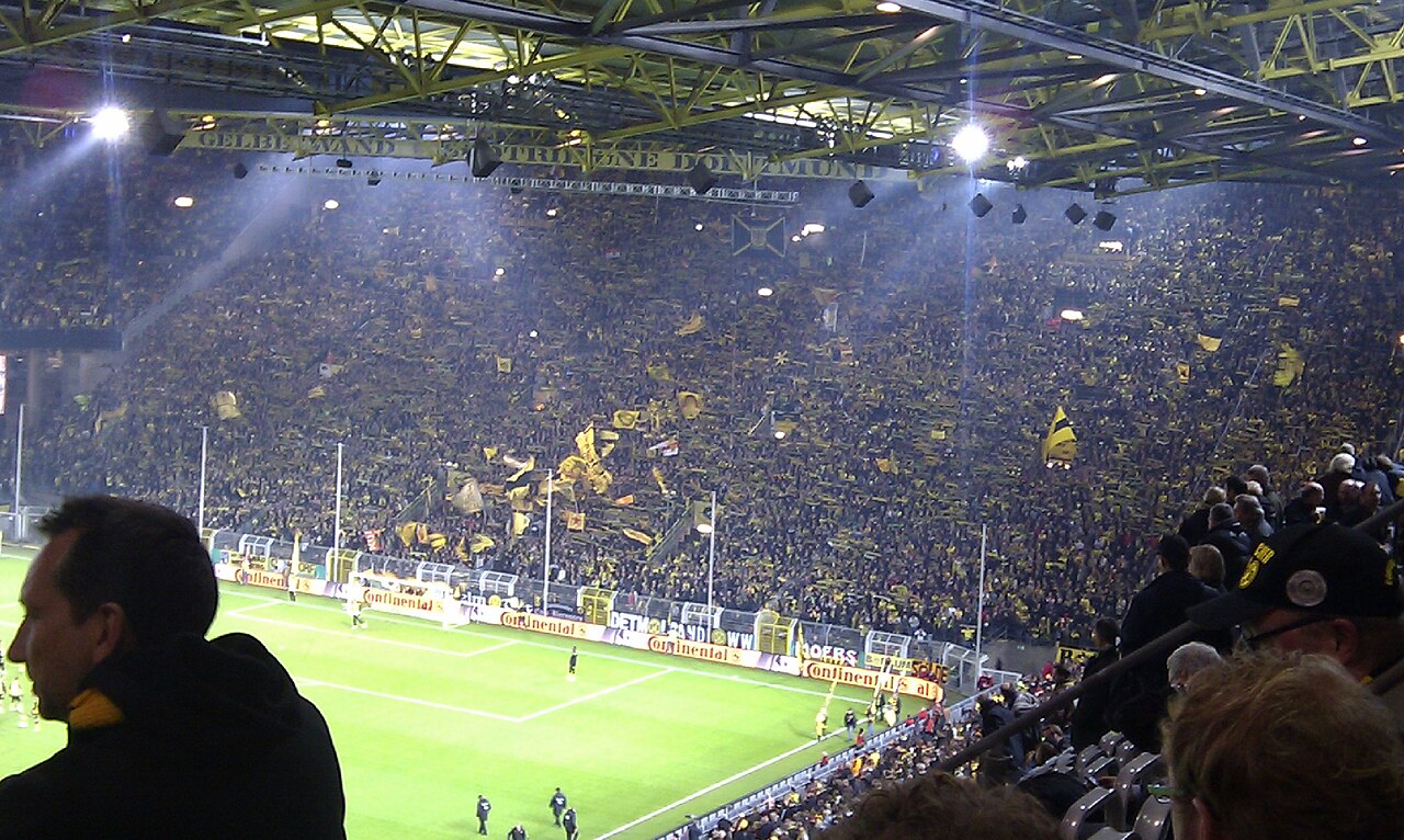 Die Stehplatztribüne Südtribüne im SIGNAL IDUNA PARK, gefüllt mit Dortmunder Fans in Gelb