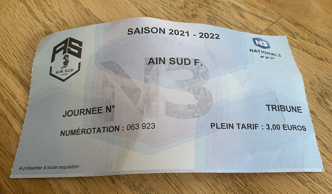 Una entrada de fútbol impresa de un partido de categoría regional francesa, fotografiada plana