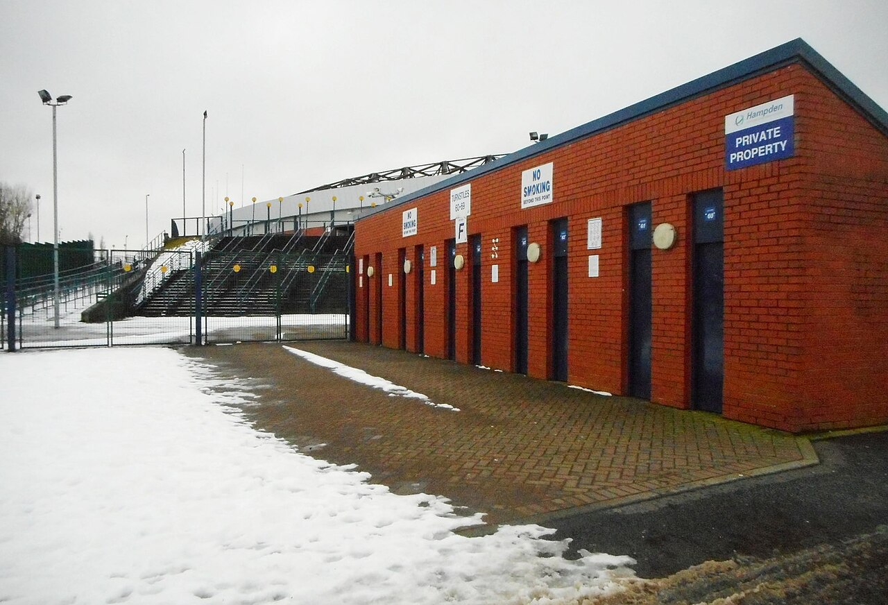 Una fila de tornos de entrada en Hampden Park, Glasgow
